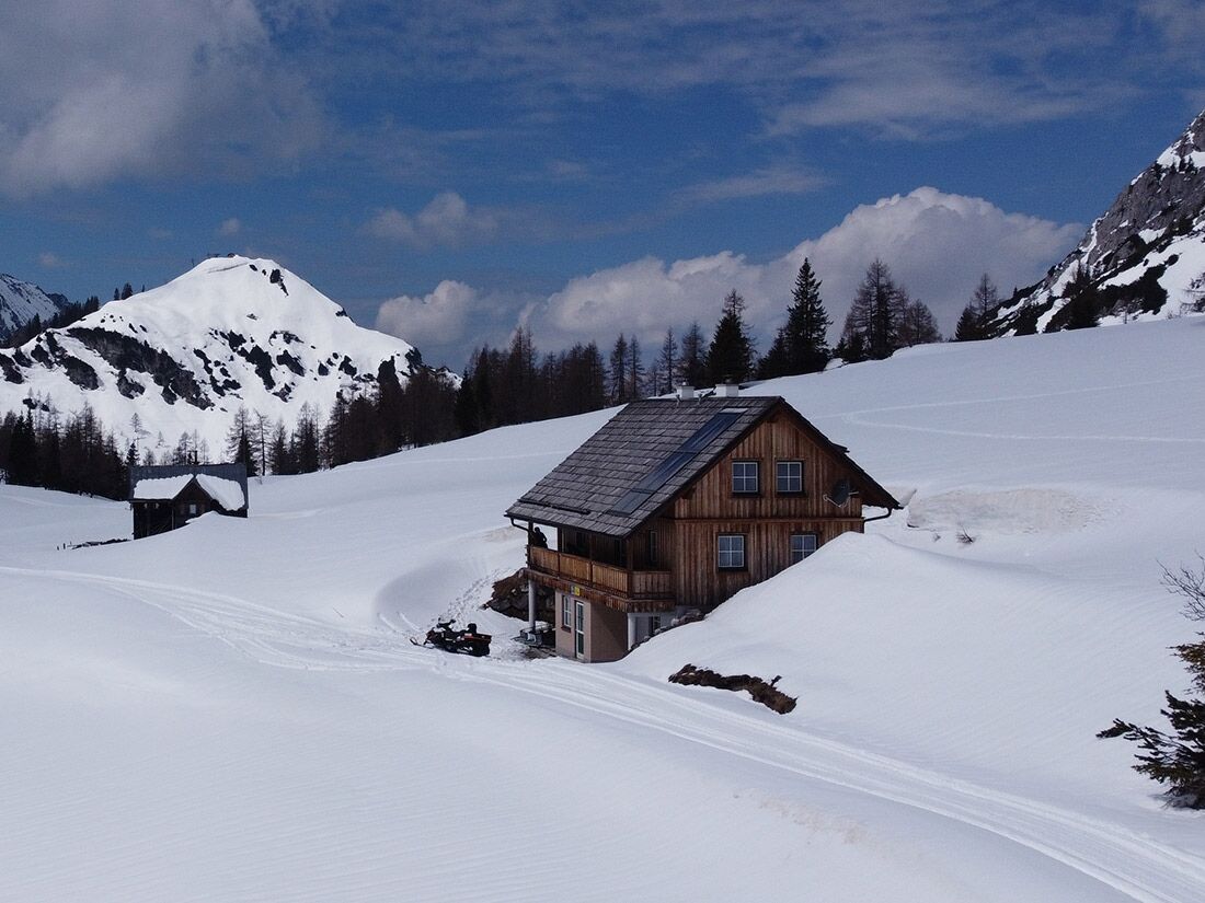 verschneite Gindlhütte