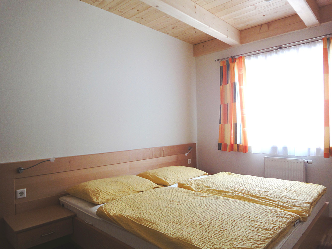 Doppelbett im Appartement Kulm