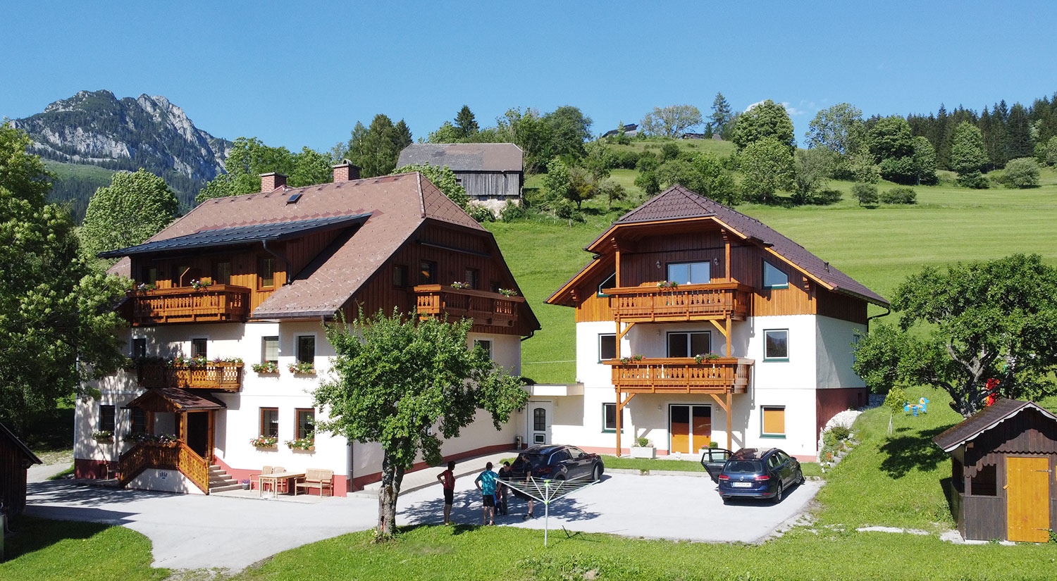 der Ferienhof, links und das Gästehaus, rechts